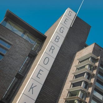 Stadsdeelkantoor , politiebureau, bibliotheek, Albert Heijn, woningen Segbroek Den Haag