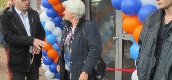 Wethouder opent feestelijk laatste fase winkelcentrum de Balken in Blaricum