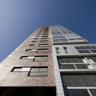 Woningen Orion met buurtvoorzieningen en parkeergarage in Paddepoel in Groningen